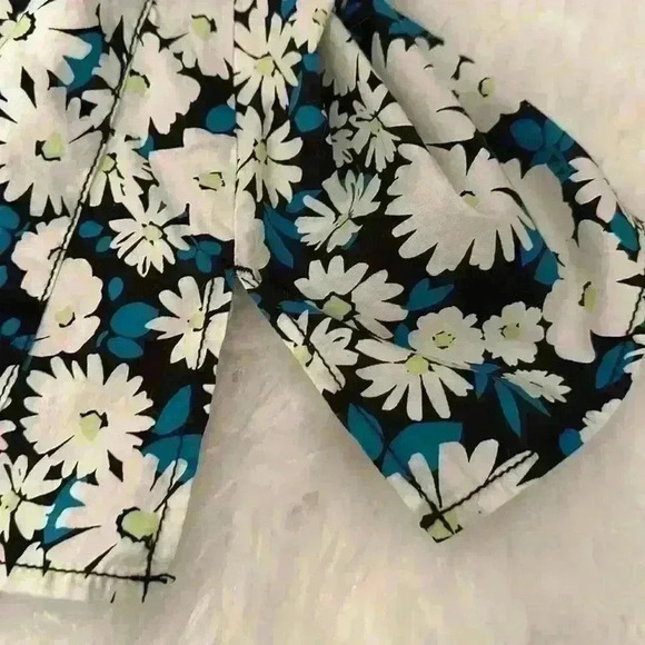 Wonder Flex Black, Teal and White Flowered Short Sleeve Scrub Shirt Size Large - Picture 8 of 10